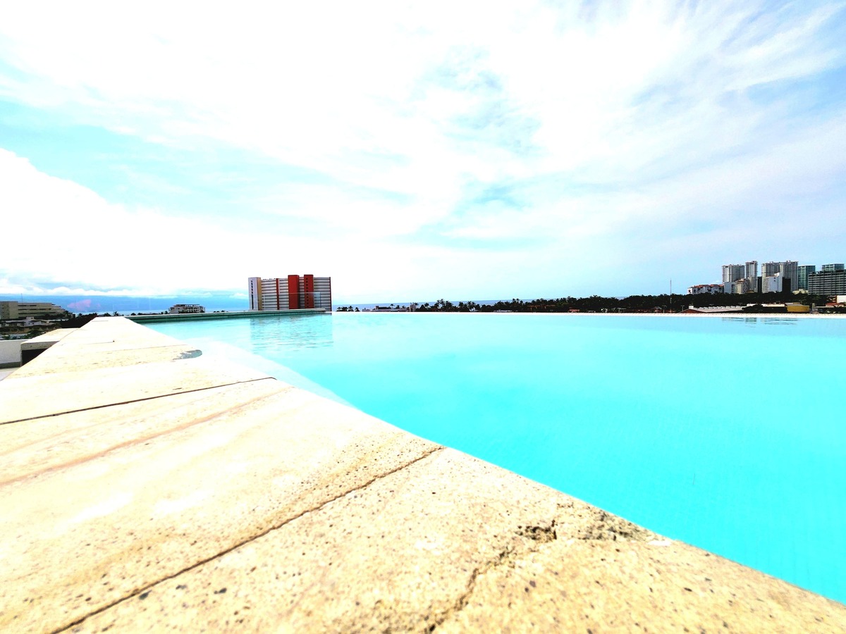 27 of 36: Piscina