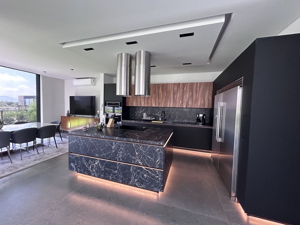 4 de 25: Cocina amplia FULL EQUIPED/ con refri industrial incluido.