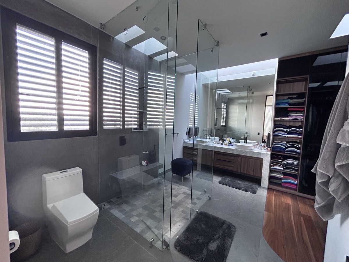 14 de 25: Baño de habitación principal con doble lavabo y armario