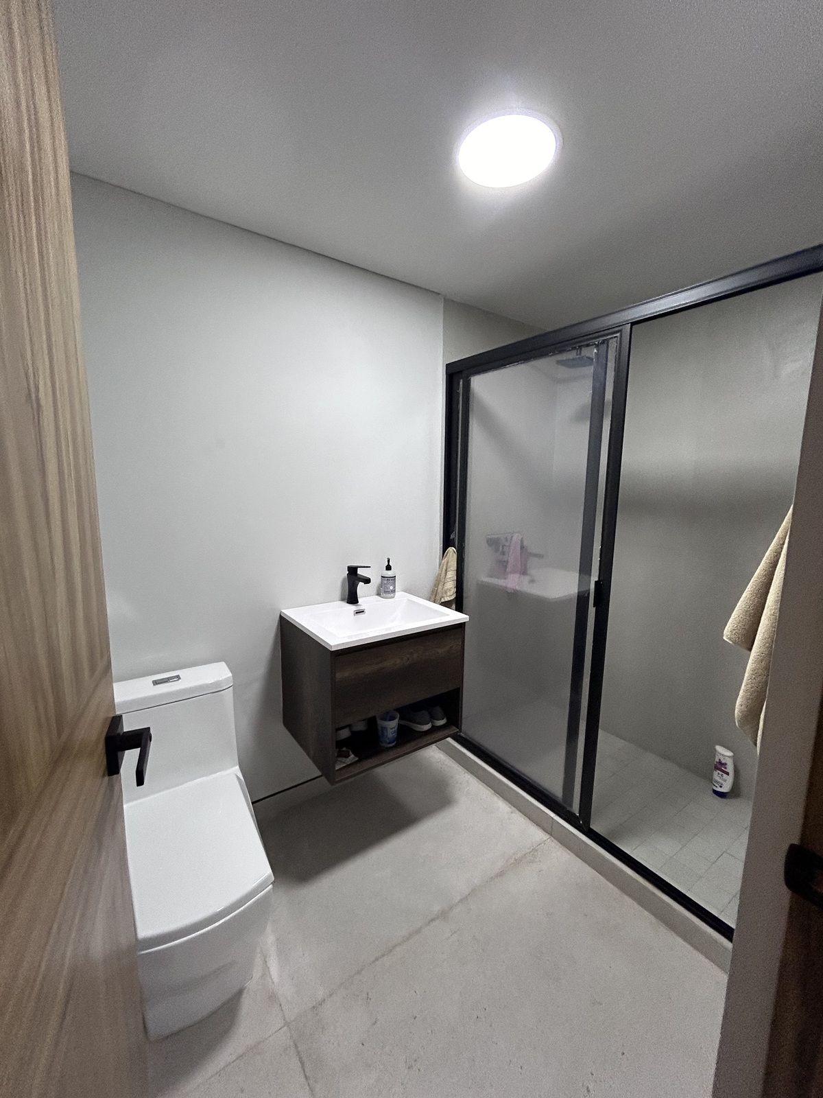 21 de 25: Baño de cuarto de servicio/ sótano