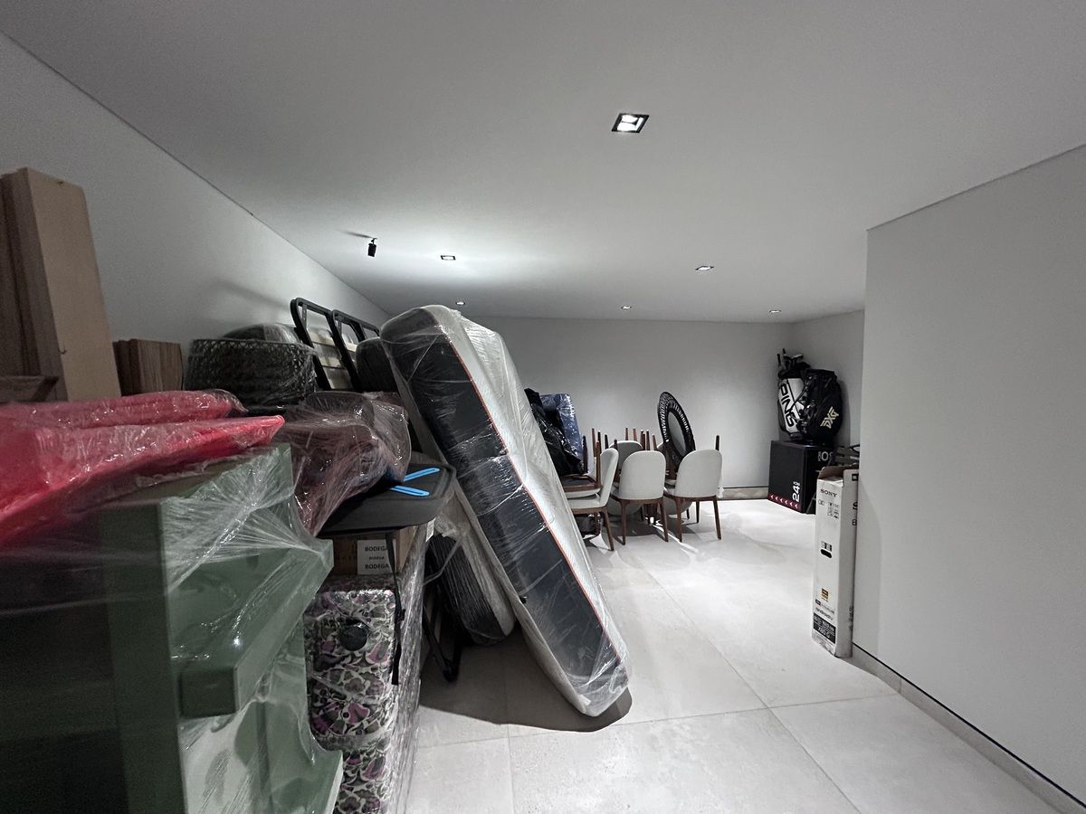 23 de 25: Sótano / cuarto cinema o bodega