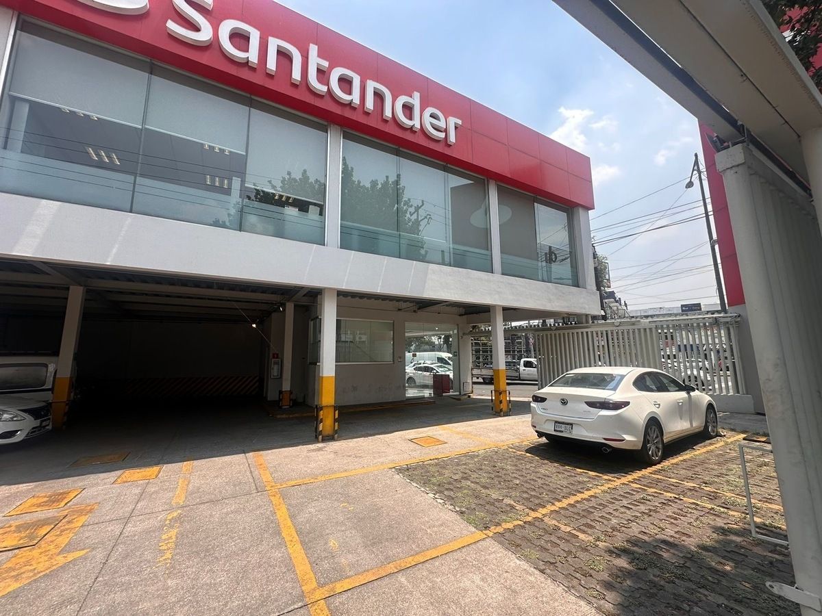 Gran local comercial con amplio uso de suelo