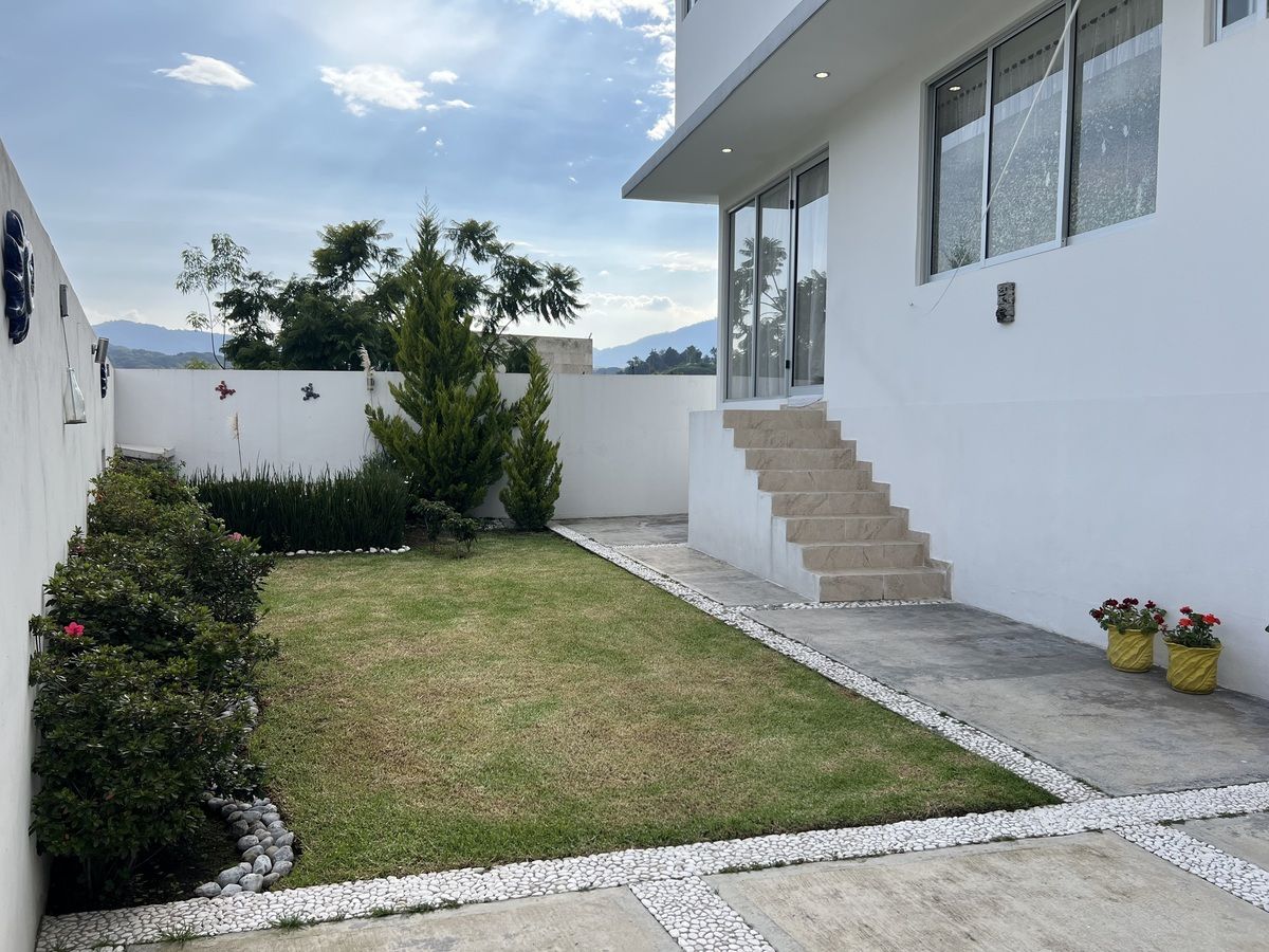 20 de 22: Jardin de casa y depto independiente