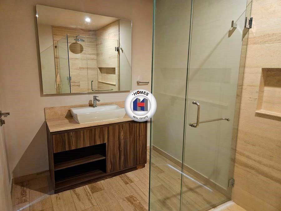 14 of 30: 13.- Baño principal.