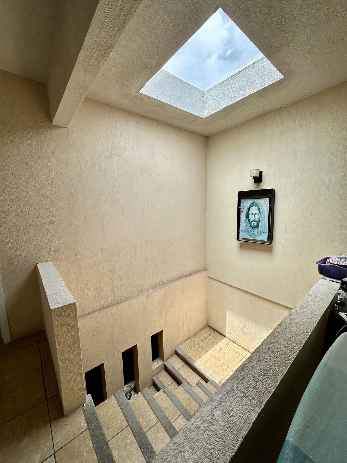 9 de 19: Escalera con domo de iluminación