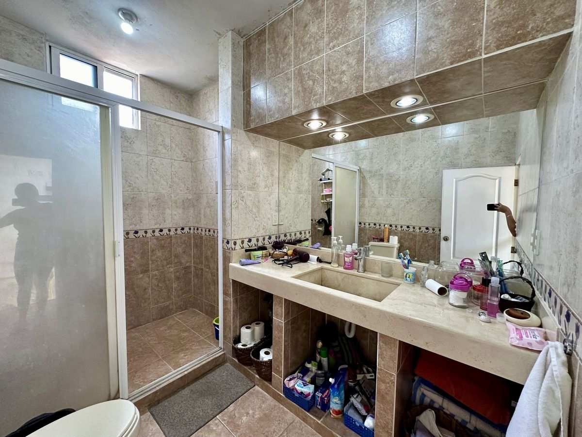 10 de 19: Baño planta alta con barra de mármol y espejo de 2 metros