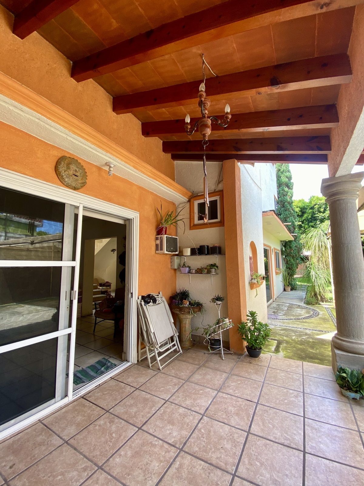 11 de 19: Terraza de la sala y de acceso a la casa