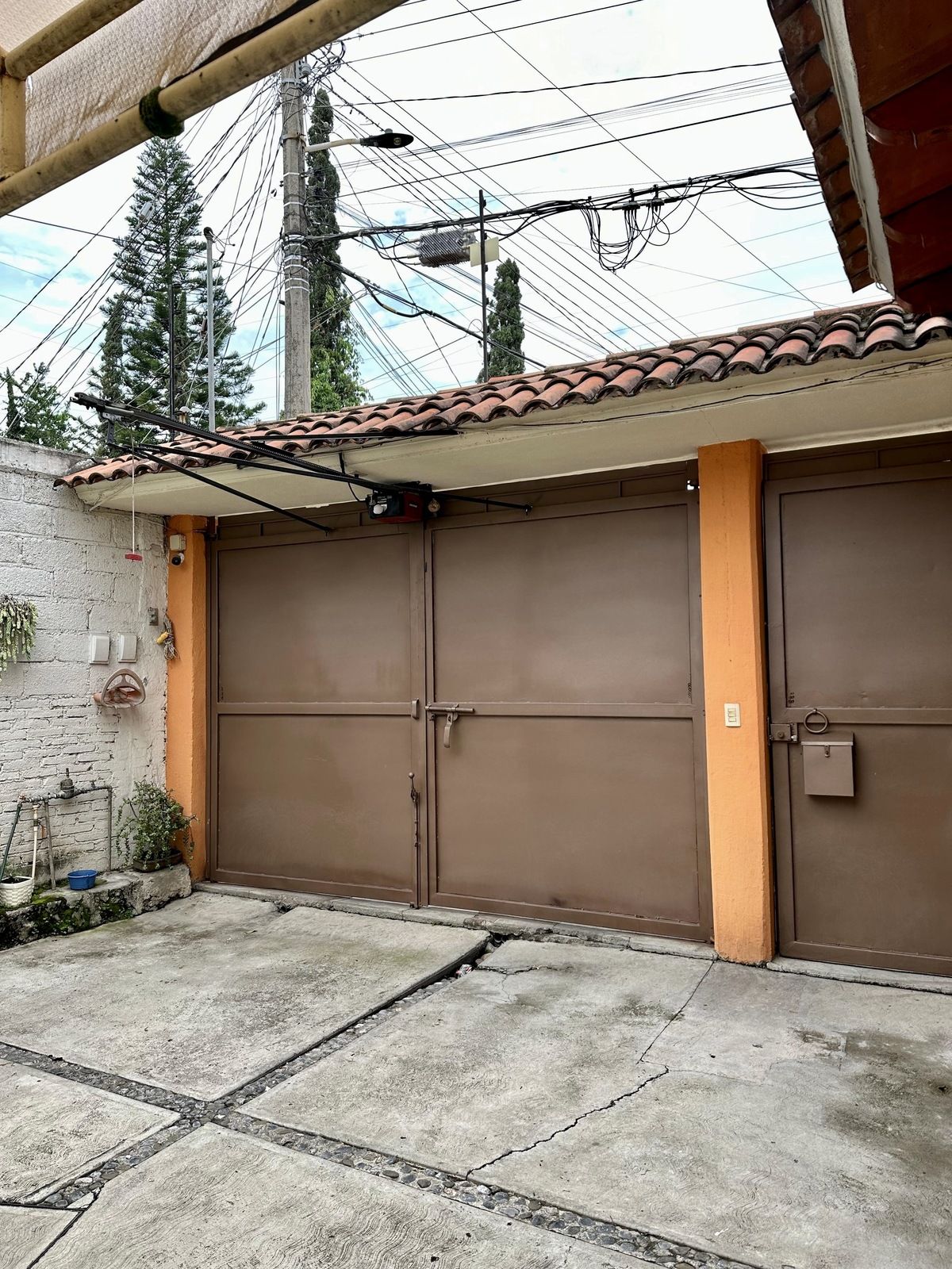 18 de 19: Portón eléctrico