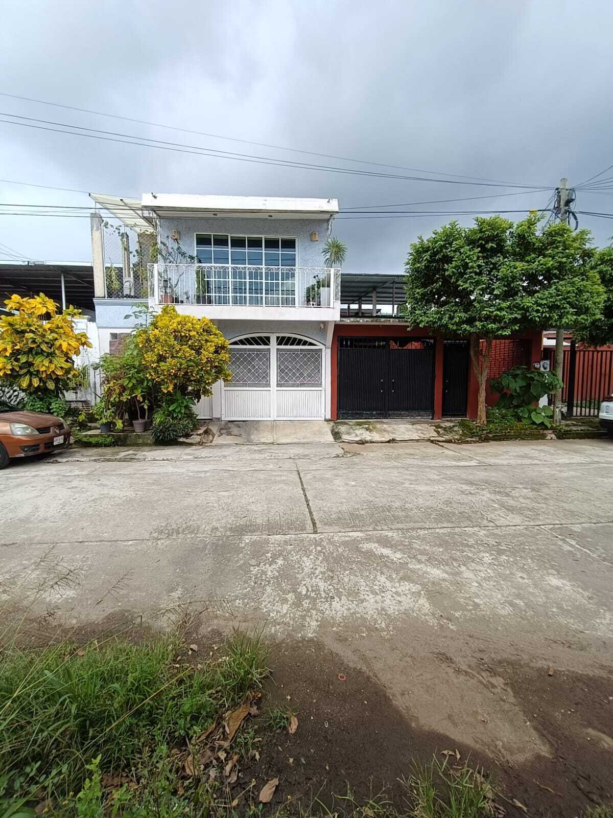 1 of 13: Fachada