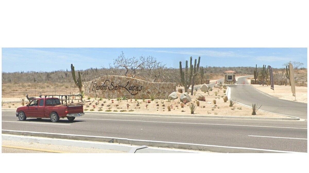1 de 13: Acceso sobre camino con caseta de vigilancia a Rancho San Lu