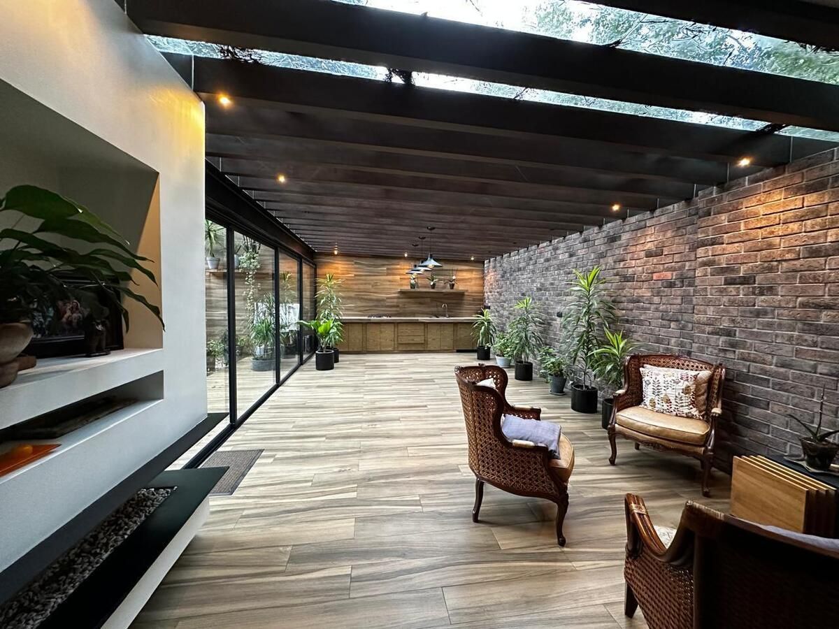 1 of 20: Terraza con cocina completa, chimenea de gas y puertas para