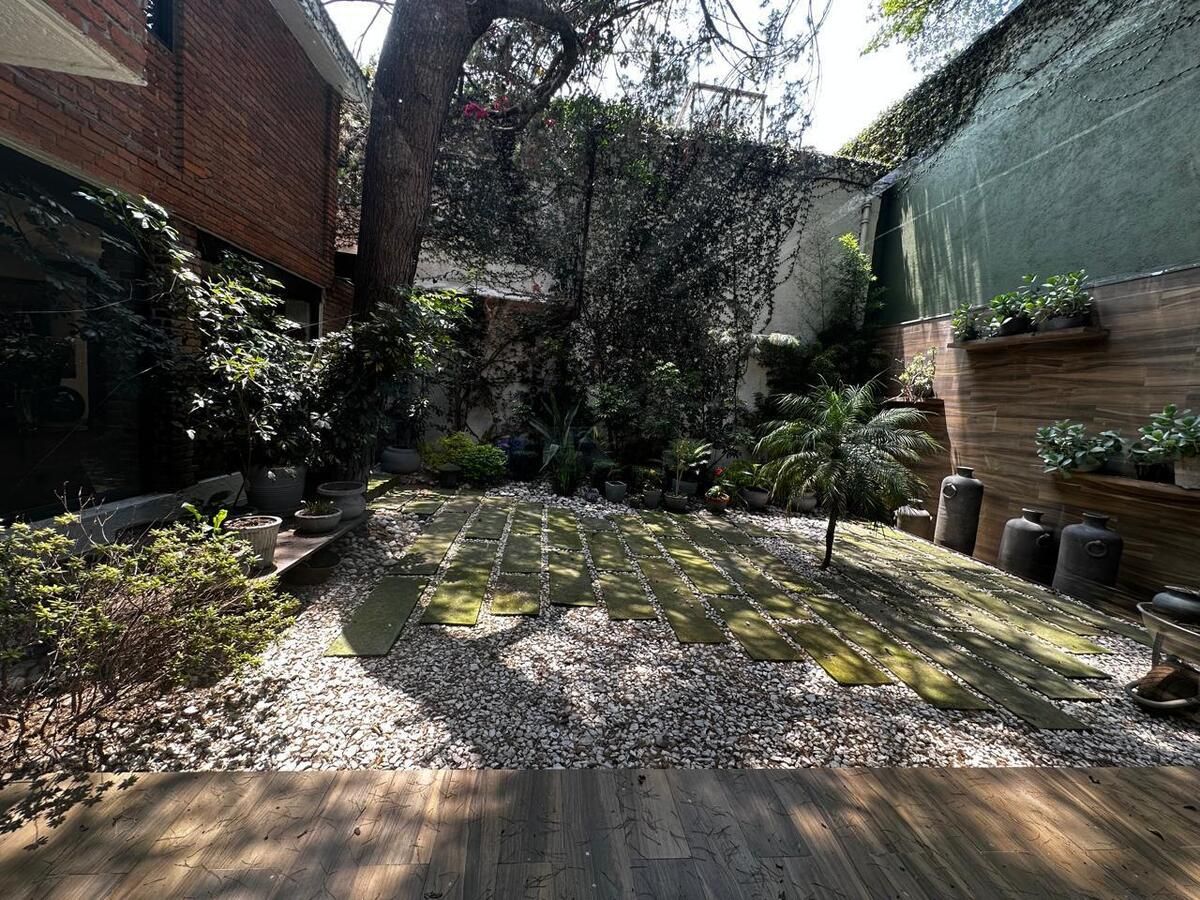 7 of 20: Jardín Privado