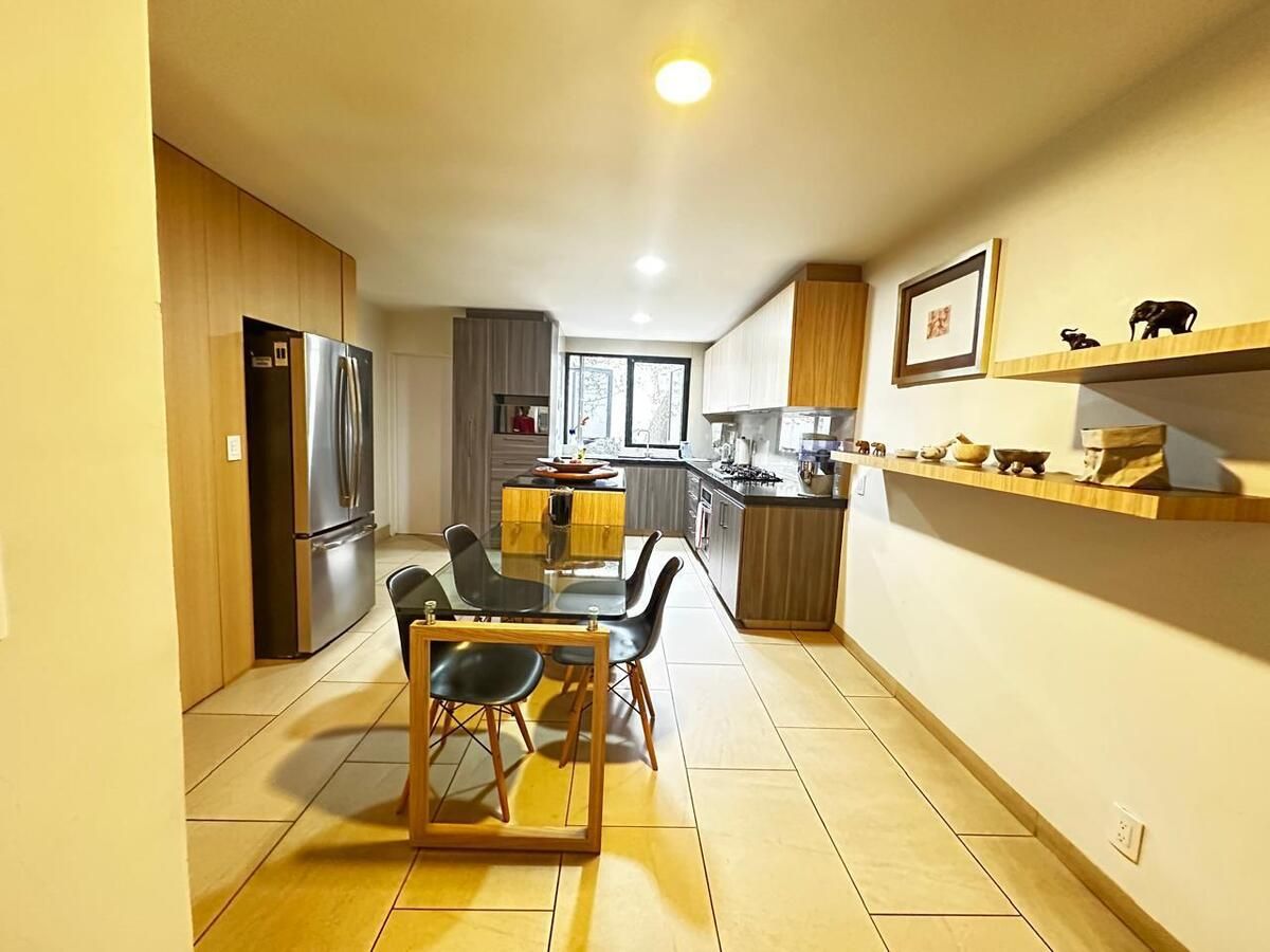 8 of 20: Cocina remodelada con amplias  alacenas y desayunador