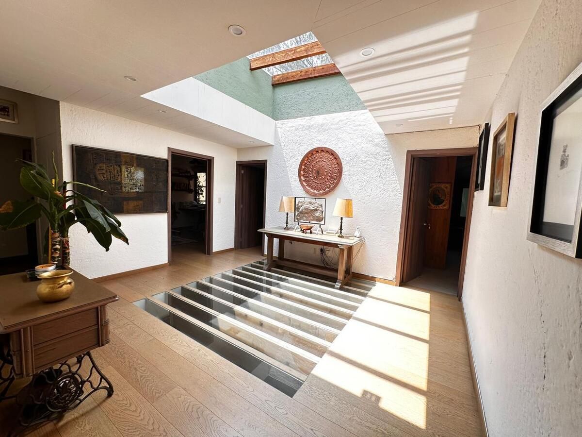 10 of 20: Vestíbulo Planta alta con luz natural