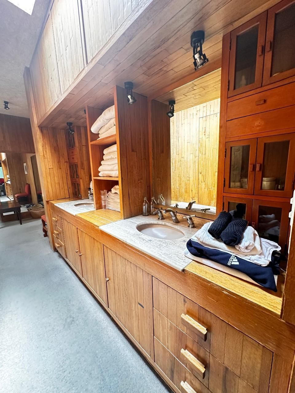 14 of 20: Baño principal amplio e iluminado