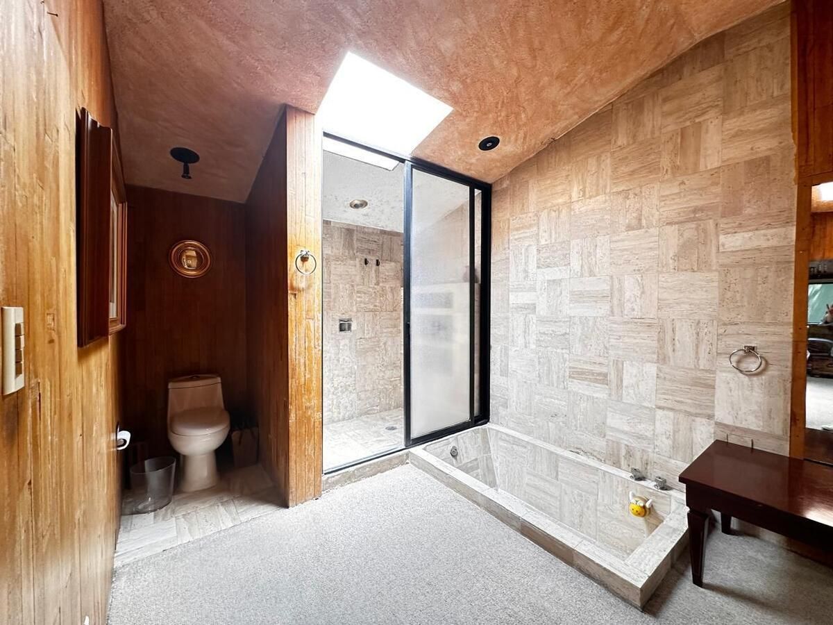 15 of 20: Baño principal con tina y regadera