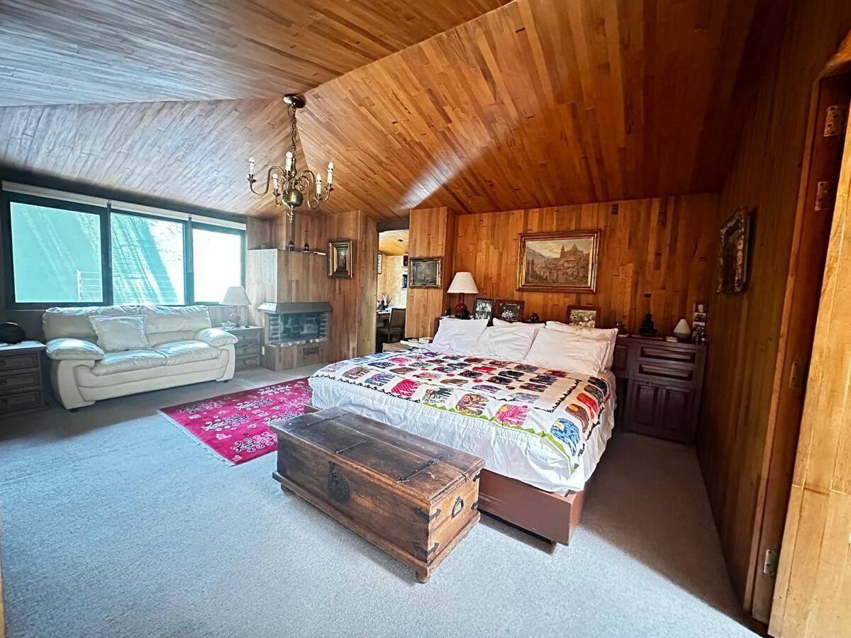 12 of 20: Recamara principal con chimenea y vestidor