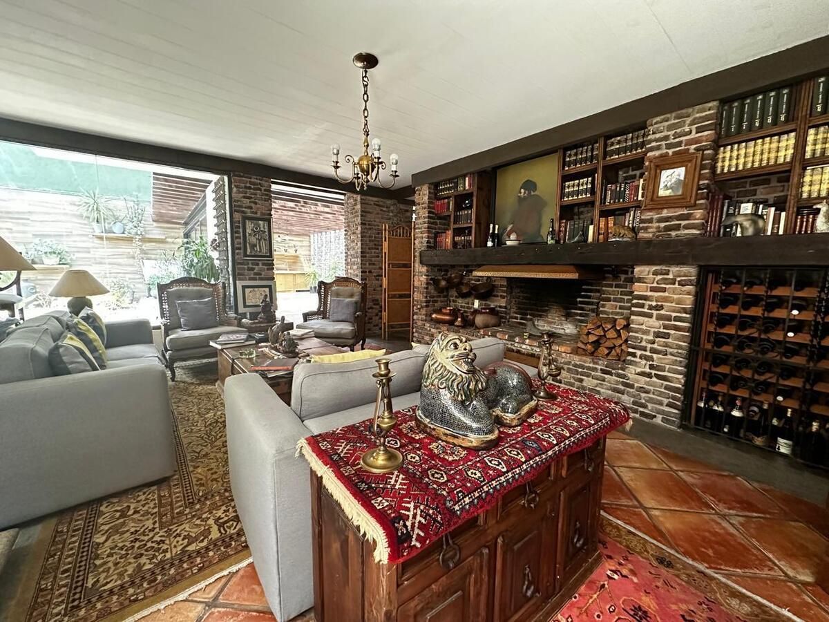 4 of 20: Sala con acceso a la terraza y vista al Jardín