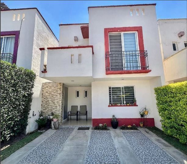 2 de 19: Fachada Principal de la casa y minibodega exterior.
