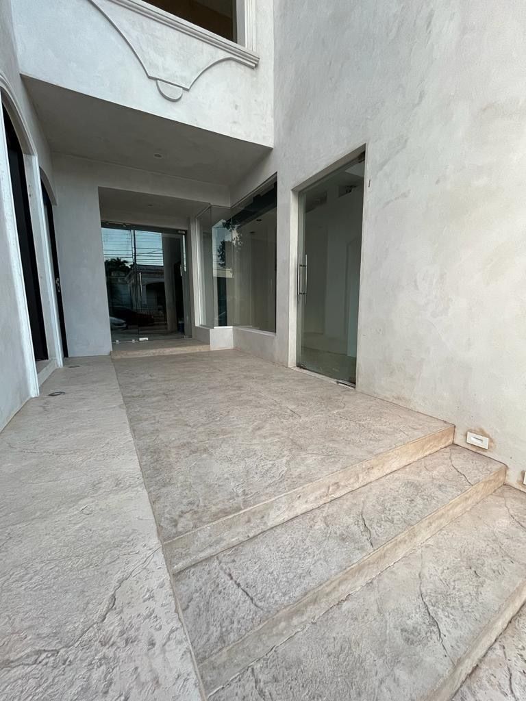 LOCAL COMERCIAL EN RENTA “ITZIMNÁ 115”