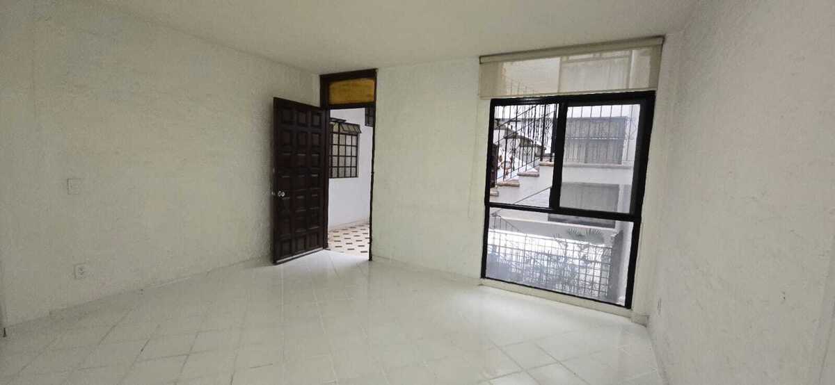 3 of 10: Sala