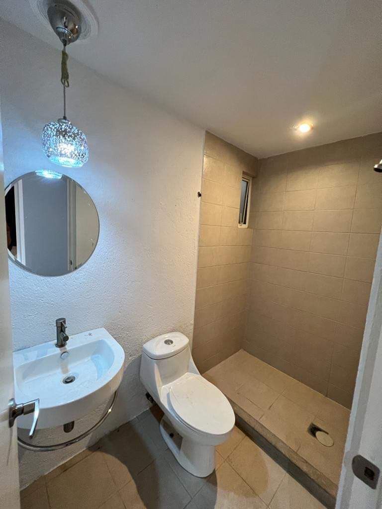 6 de 18: Baño visitas y recámaras secundarias