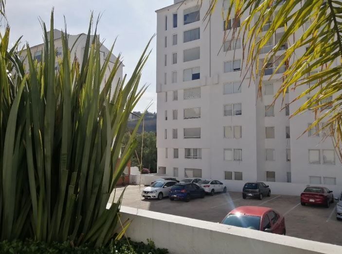 18 de 18: Fachada y estacionamiento descubierto