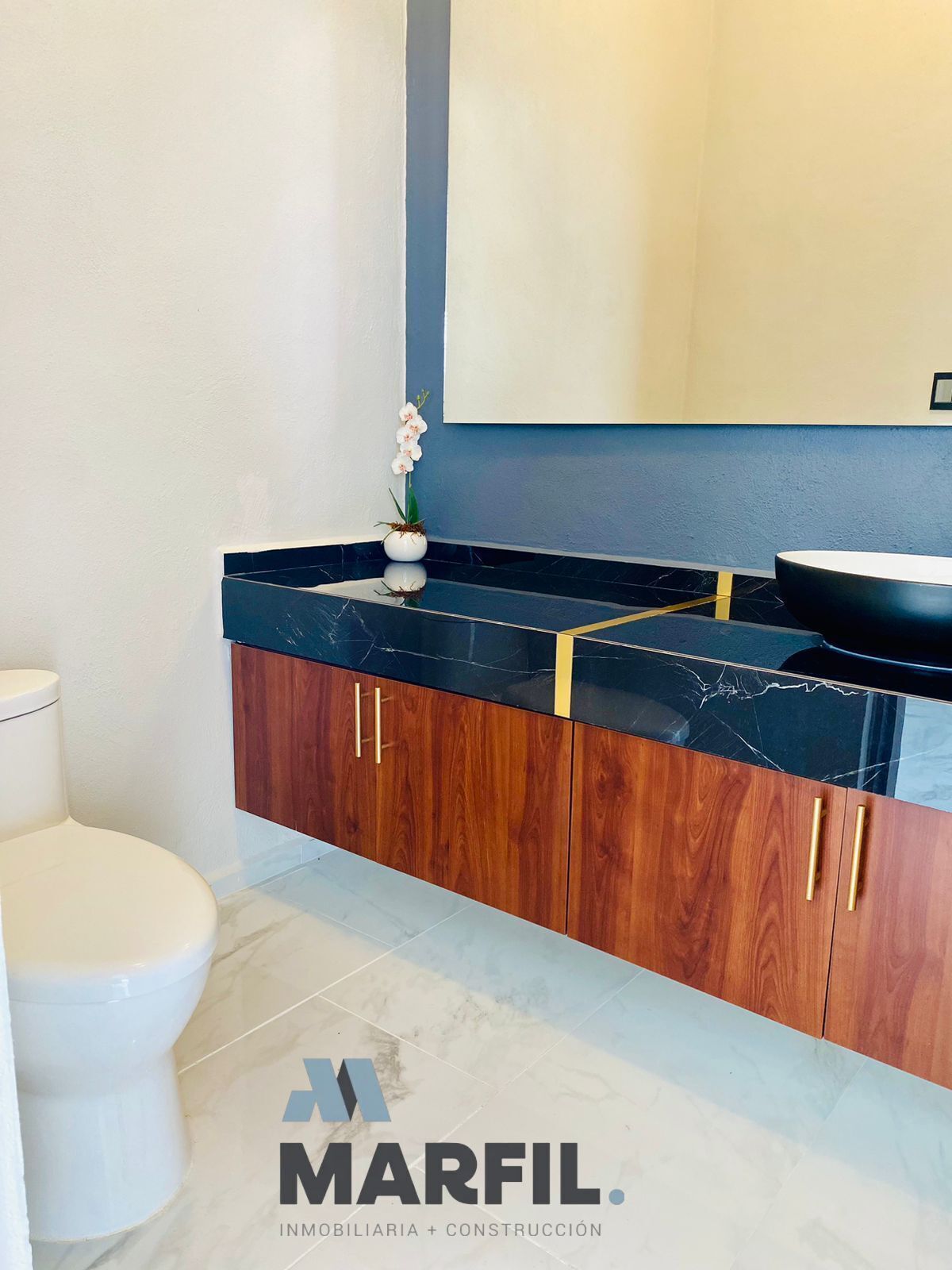 10 de 27: 1/2 baño de visitas en planta baja, con hermosos acabados.
