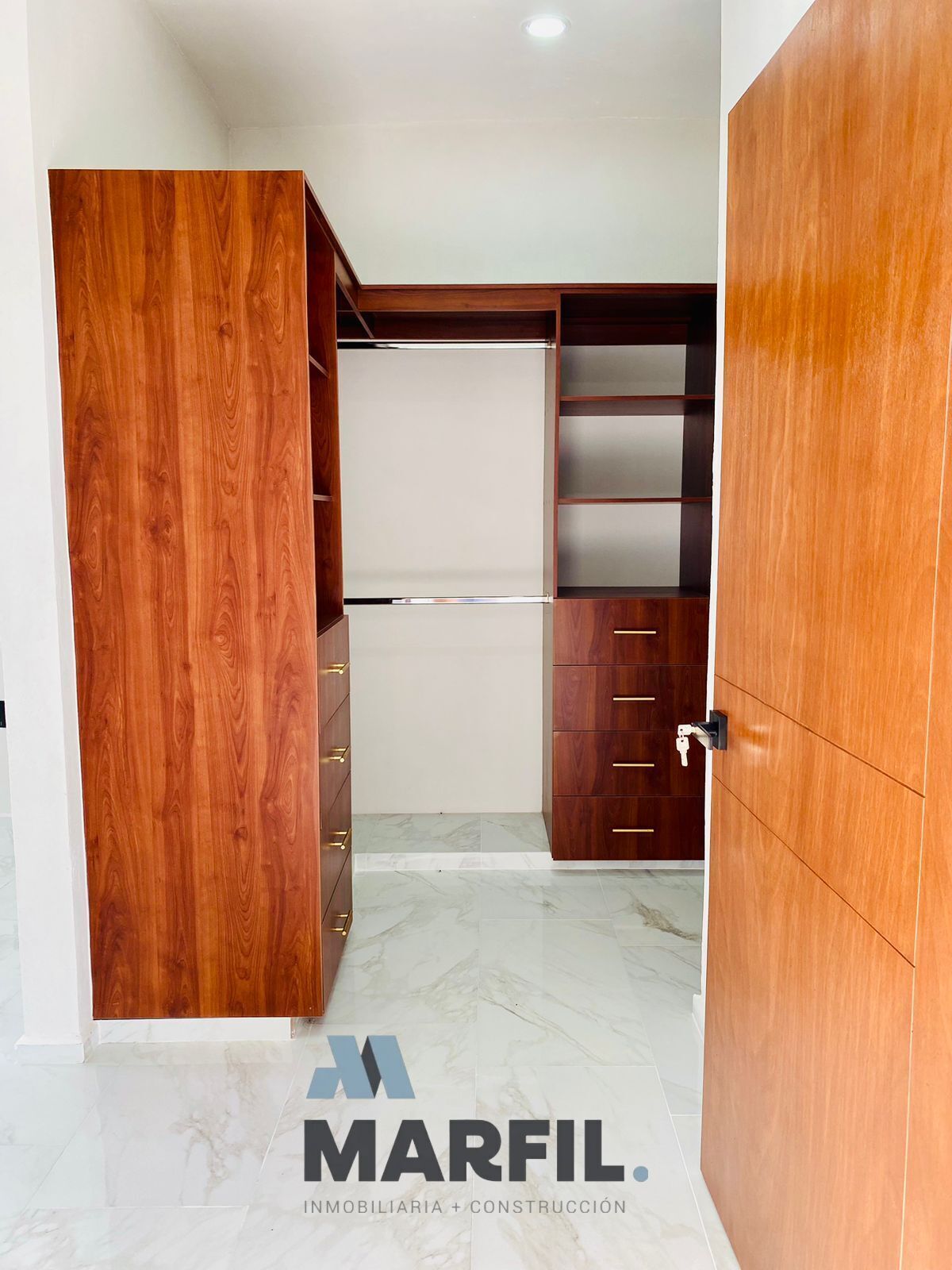 14 de 27: Amplio vestidor recamara principal.