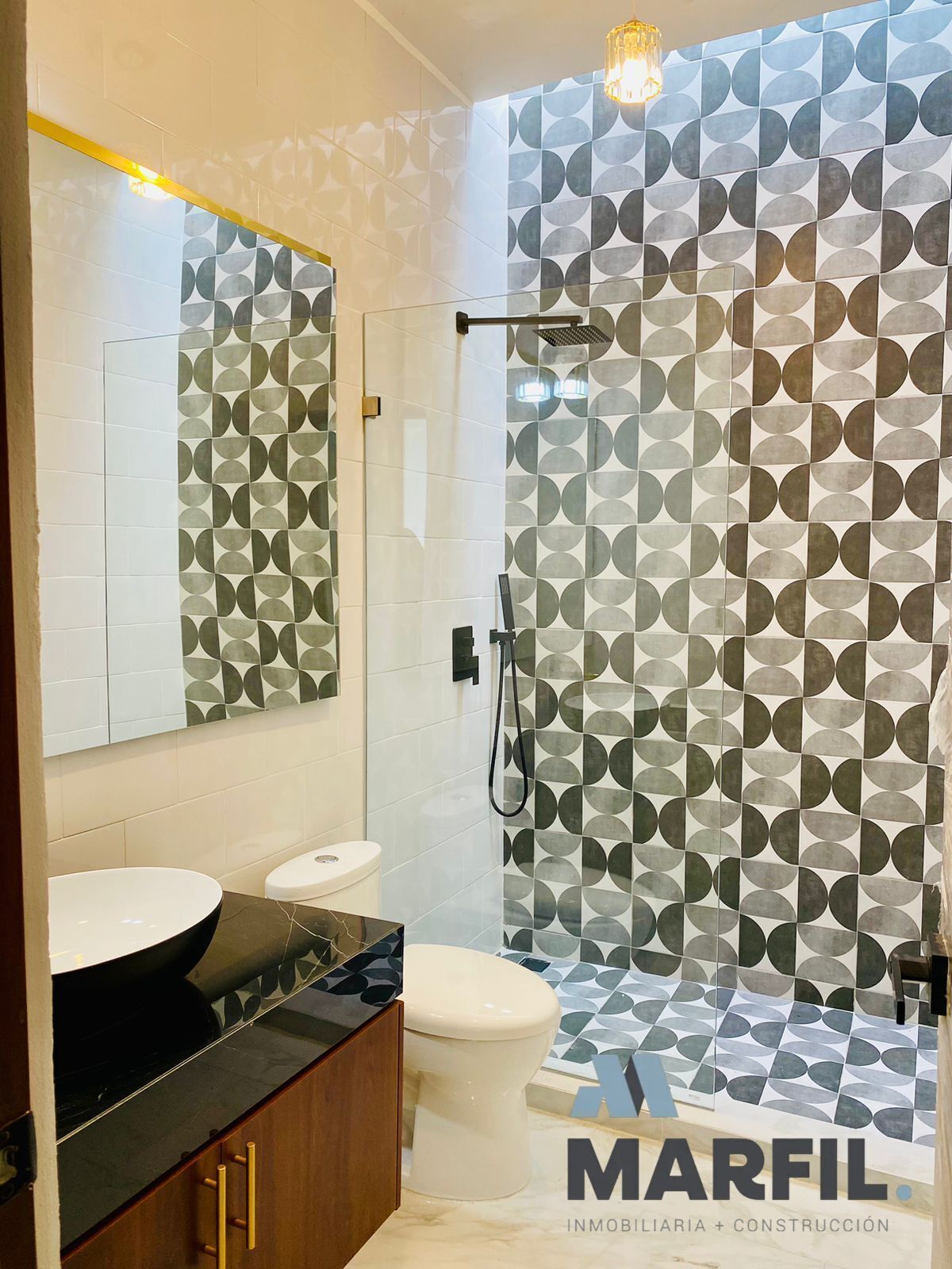 15 de 27: Baño principal con hermosos acabados.