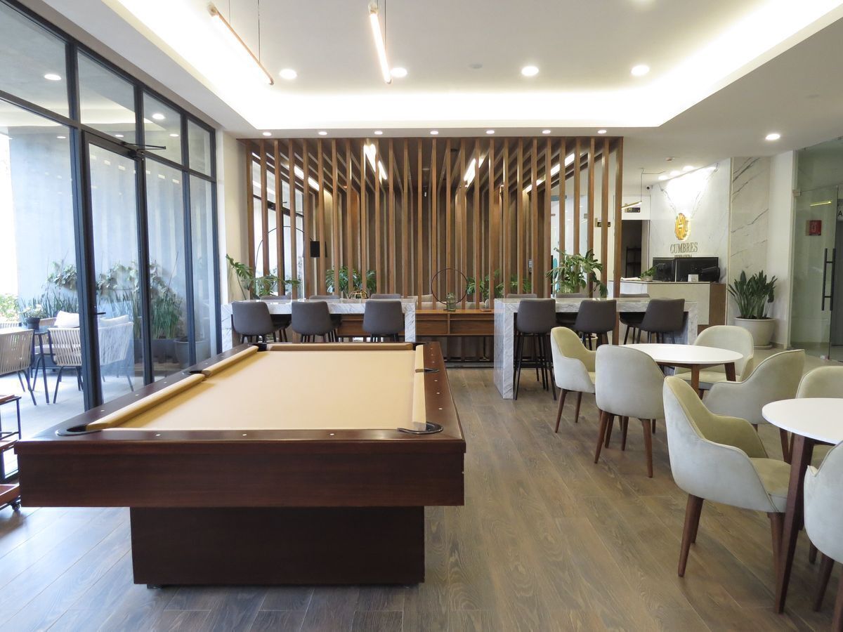 15 of 25: Área de Juegos