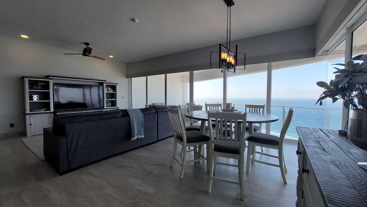 4 de 38: Living and dining area with ocean views