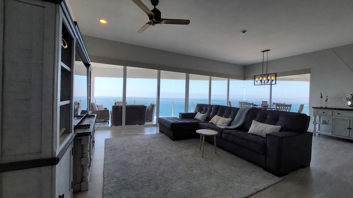 6 de 38: Inviting living room with natural light