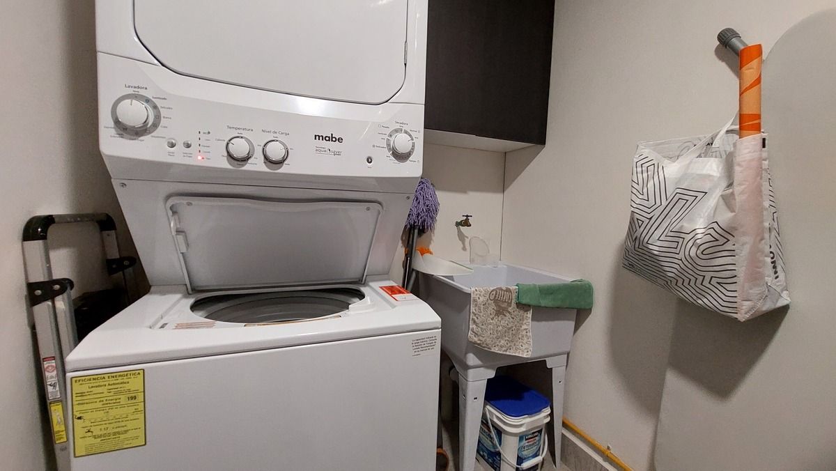 38 de 38: Laundry area with heater and central heating system