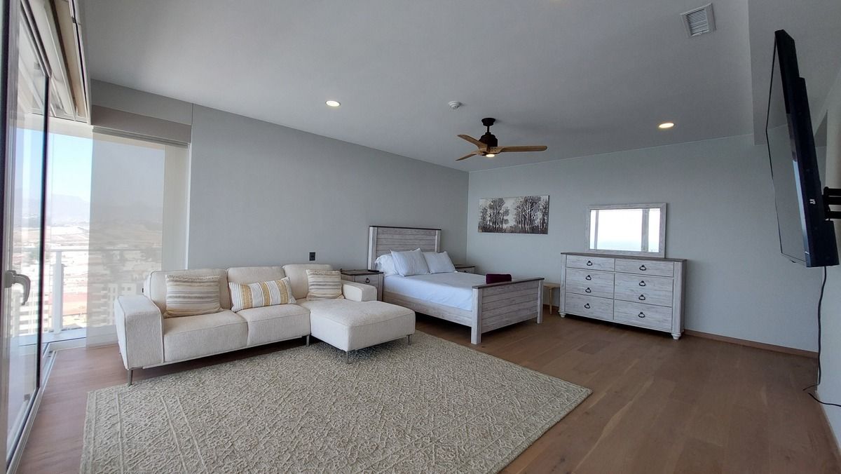 16 de 38: Spacious primary bedroom with natural light