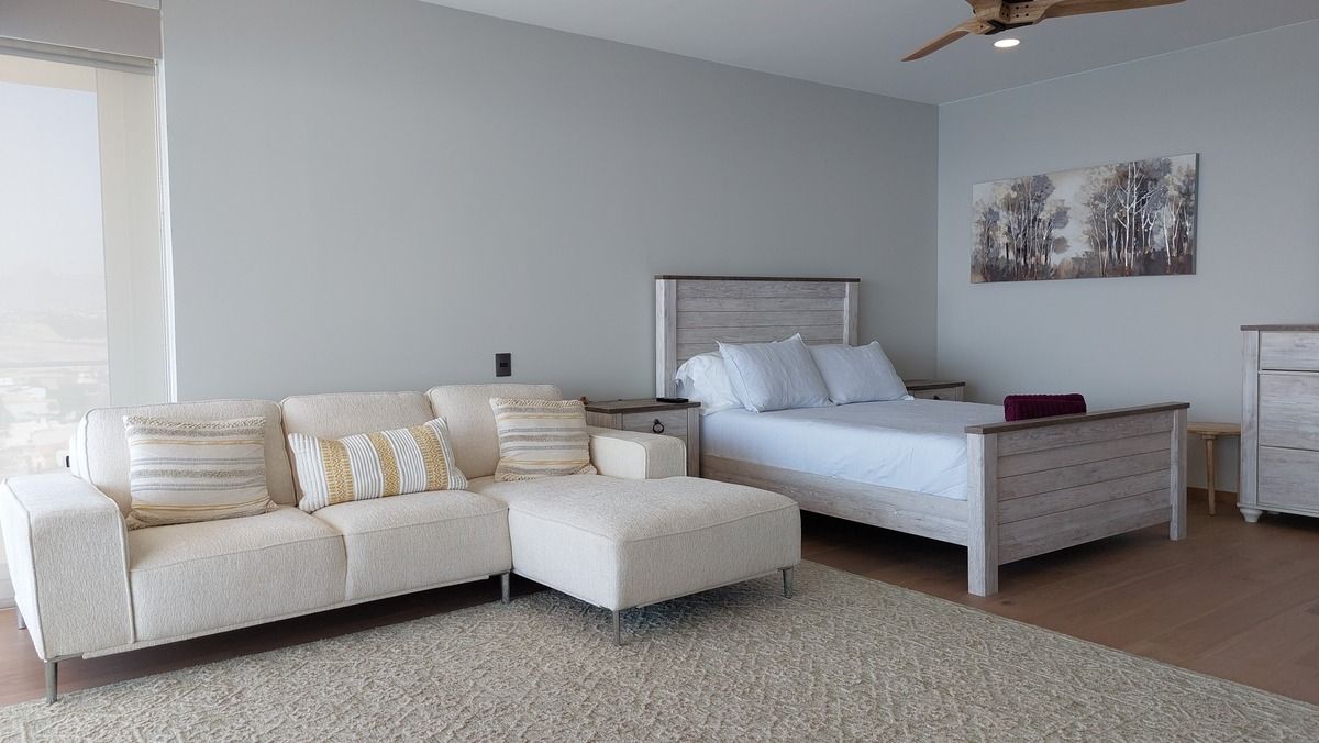 17 de 38: Elegant and cozy primary bedroom, tastefully furnished