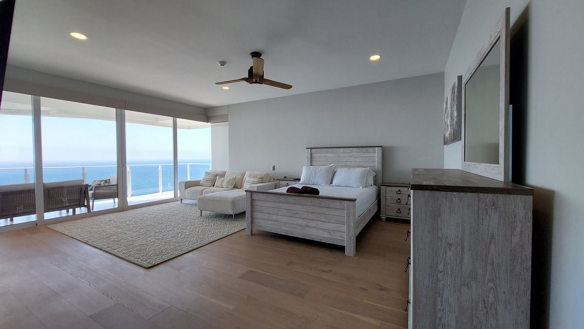 19 de 38: Enjoy stunning ocean views from every corner of the master b