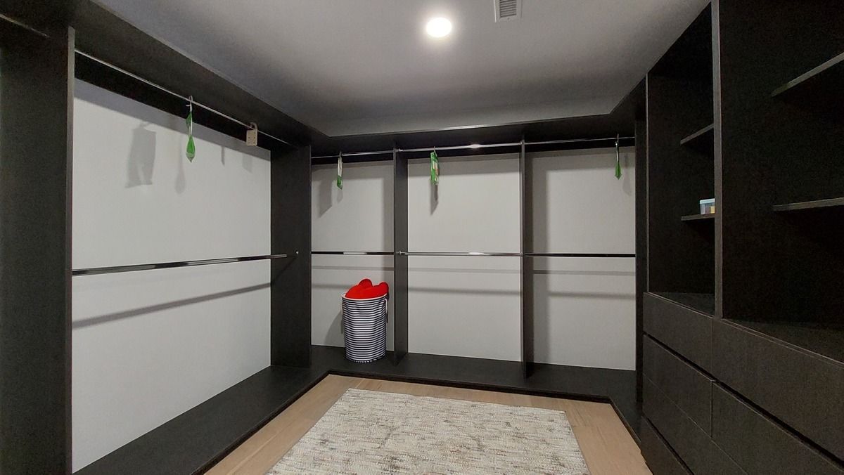 21 de 38: Oversized walk-in closet — almost a room on its own