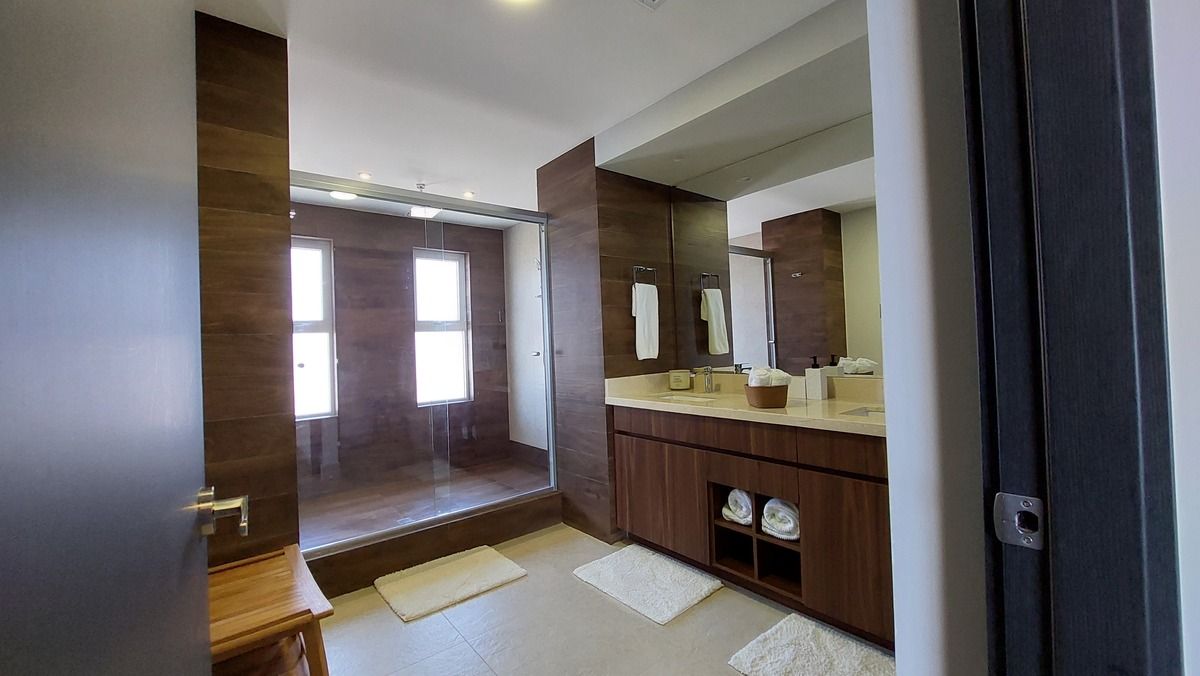 22 de 38: Spacious primary bathroom with natural light
