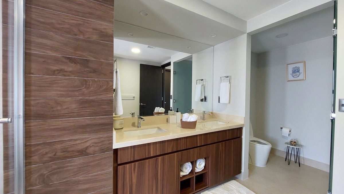 23 de 38: Granite countertop and Vesto vanity