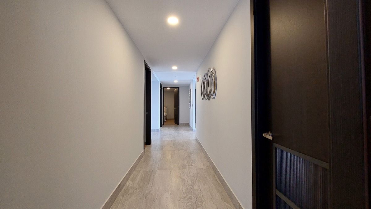 24 de 38: Private hallway connecting bedrooms and laundry