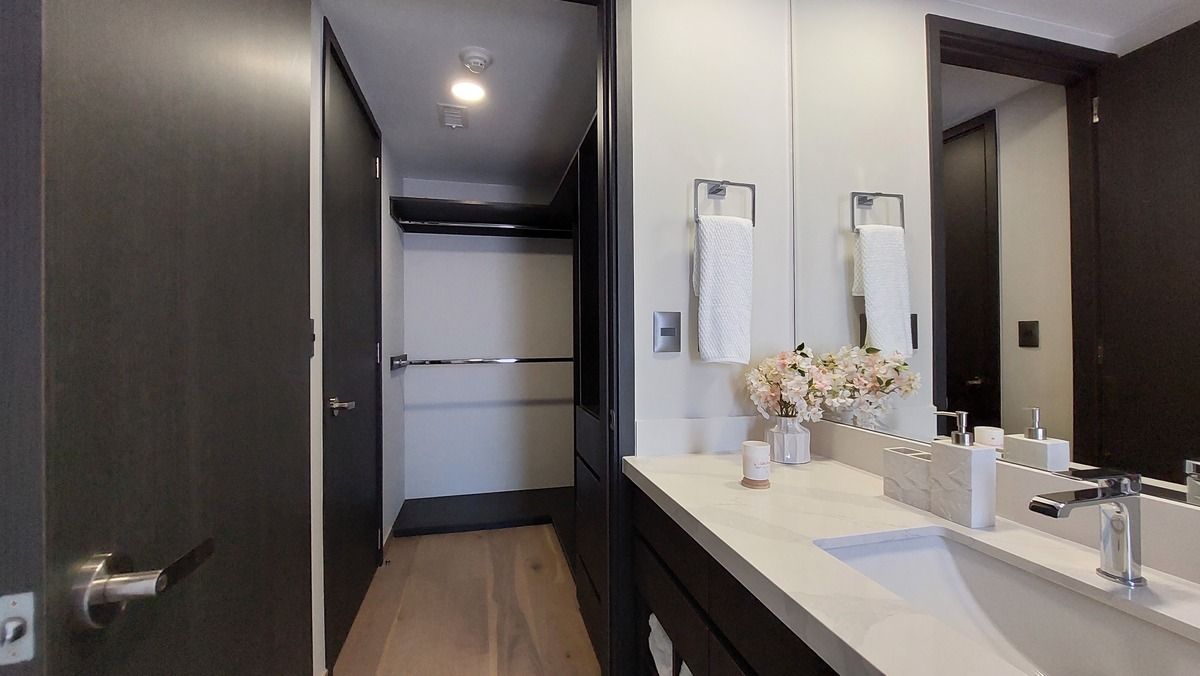 30 de 38: Private bathroom and walk-in closet in the second bedroom