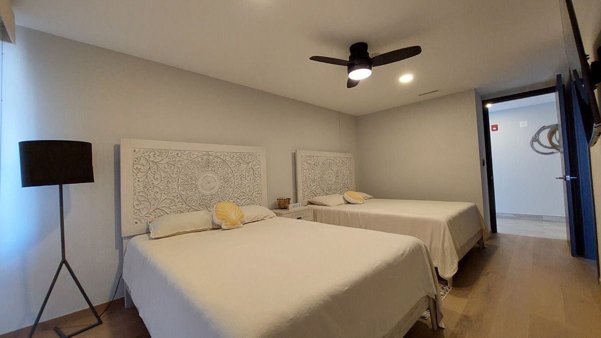 27 de 38: Comfortable and bright second bedroom with two full beds