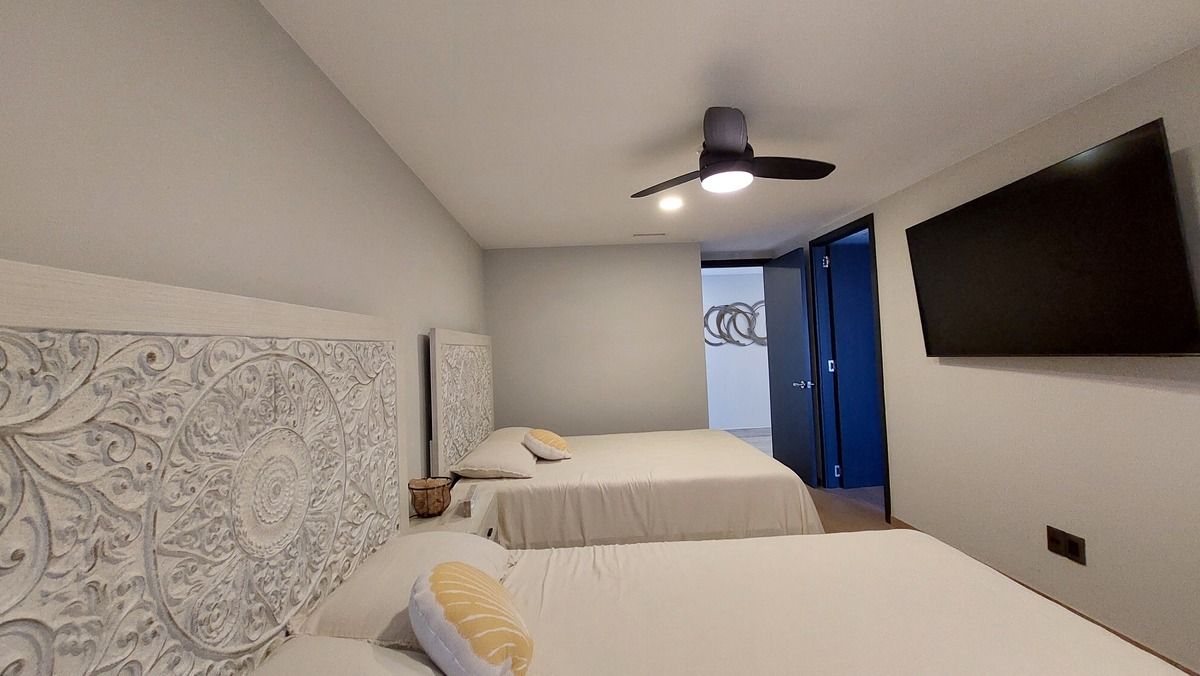 28 de 38: TV and walk-in closet with en-suite bath