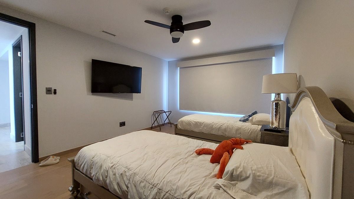 32 de 38: Guest room with flat TV and twin beds