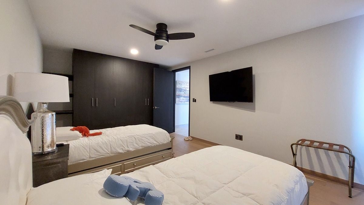 33 de 38: Guest room — angle showing closet and entry