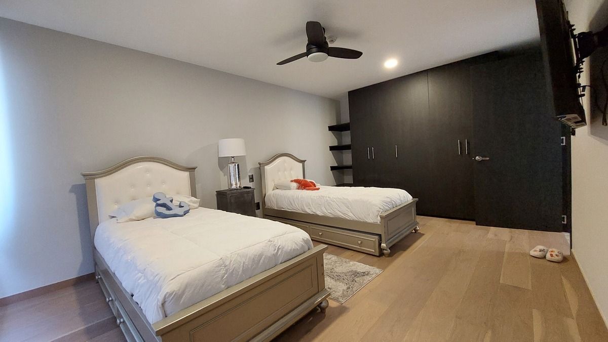 34 de 38: Guest bedroom with built-in large closet