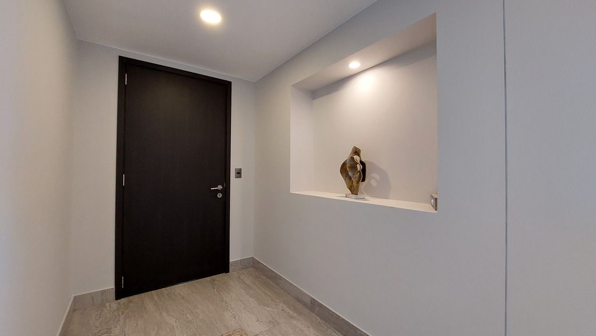 37 de 38: Elegant foyer with art niche and soft lighting