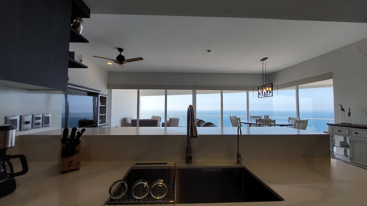 12 de 38: Panoramic oceanview from the kitchen counter