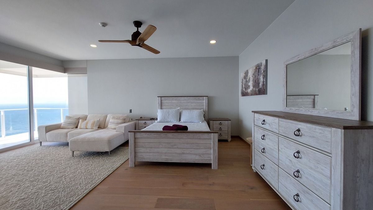 20 de 38: Fully furnished master bedroom —  elegant and inviting